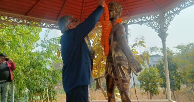 एसकेएमयू के स्थापना दिवस पर वि.वि. पदाधिकारियों एवं शिक्षकों ने सिदो कान्हू की प्रतिमा पर किया माल्यार्पण