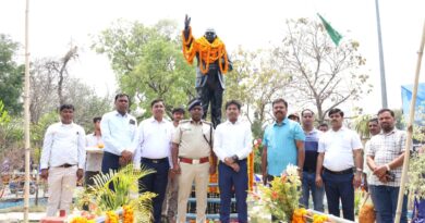 उप विकास आयुक्त, पुलिस अधीक्षक,अनुमंडल पदाधिकारी सहित जिले के अन्य पदाधिकारी ने किया बाबा साहब को नमन