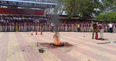डीएवी कोडरमा के बच्चों ने अग्निशमन यंत्रों द्वारा आग से बचने का सीखा उपाय