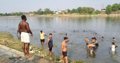 स्विमिंग शार्क एकेडमी के सदस्यों द्वारा नंदन पहाड़ लेक में चलाया गया सफाई अभियान