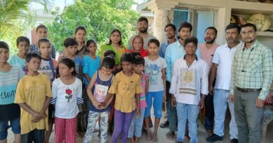 नवदंपति ने अनाथ बच्चों के बीच किया खाद्य सामग्री का वितरण