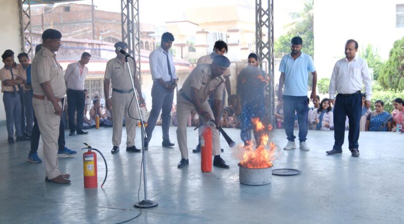 तक्षशिला विद्यापीठ में अग्नि सुरक्षा जागरूकता कार्यक्रम का आयोजन