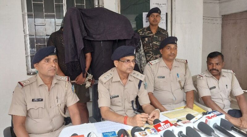 लूटकांड में शामिल तीन आरोपी गिरफ्तार, नकदी व बाइक बरामद