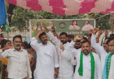 गैस सिलेंडर की बढ़ती कीमतों के विरोध में झामुमो का धरना