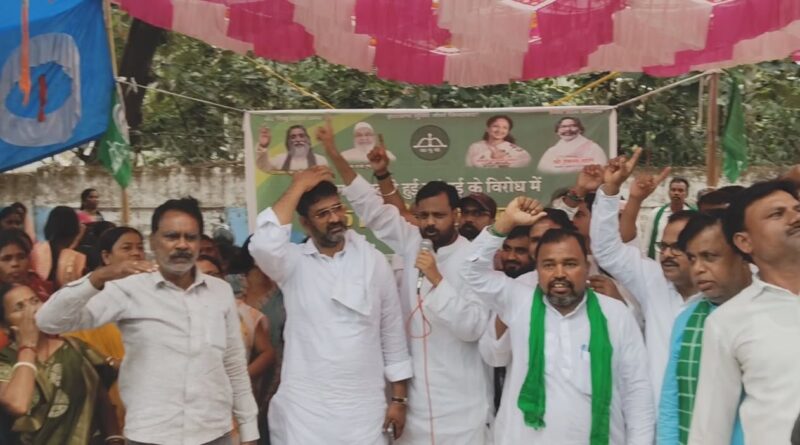 गैस सिलेंडर की बढ़ती कीमतों के विरोध में झामुमो का धरना