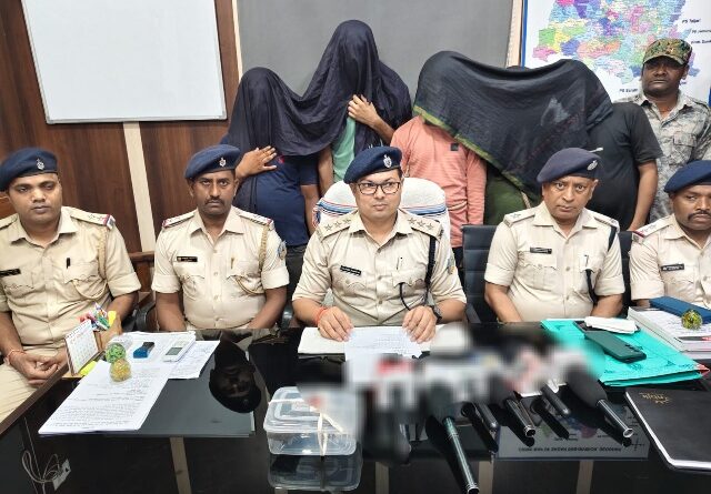 देवघर पुलिस की तत्परता से टली बड़ी घटना, हथियार और कार बरामद
