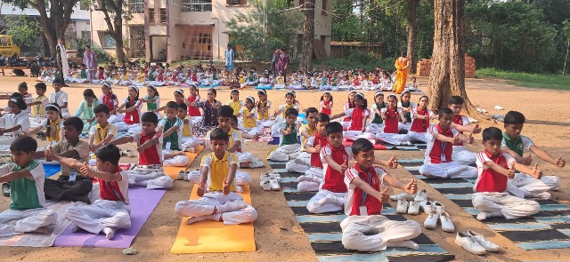 ग्रीनविच स्कूल में अंतर्राष्ट्रीय योग दिवस पर हुआ सामूहिक योगाभ्यास