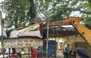 अंतरराज्य बस टर्मिनल क्षेत्र में अतिक्रमण हटाओ अभियान जारी, 56 अवैध दुकानें हटाई गई